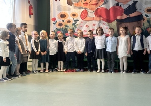 Dzieci śpiewają piosenkę