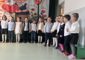 Dzieci śpiewają piosenkę