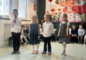 Dzieci recytują wiersze