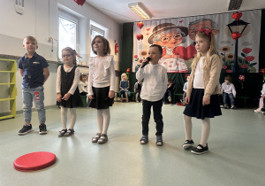 Dzieci recytują wiersze