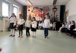 Dzieci recytują wiersze