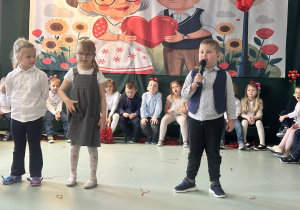 Dzieci recytują wiersze