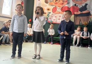 Dzieci recytują wiersze