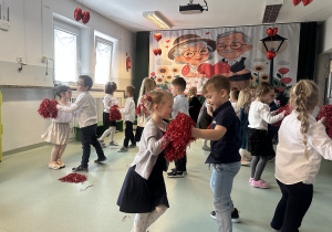 Dzieci tańczą taniec