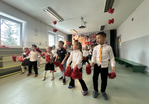 Dzieci tańczą taniec