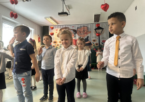 Dzieci tańczą taniec