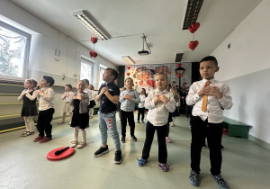 Dzieci tańczą taniec