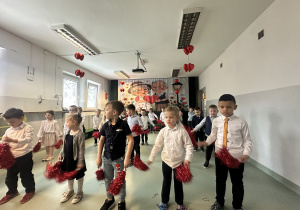 Dzieci tańczą taniec