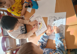 Dzieci kolorują obrazki