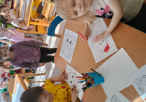 Dzieci kolorują obrazki