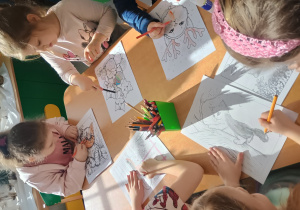 Dzieci kolorują obrazki