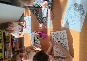 Dzieci kolorują obrazki