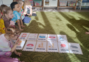 Dzieci oglądają ilustracje