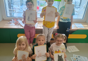 Dzieci prezentują zdjęcia kotów i ich ras