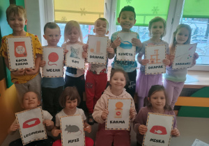 Dzieci prezentują zilustrowane potrzeby kota