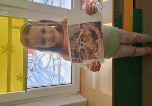 Dzieci prezentują ułożone kocie puzzle