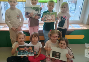 Dzieci prezentują ułożone kocie puzzle