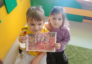 Dzieci prezentują ułożone kocie puzzle