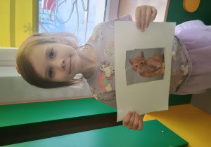 Dzieci prezentują ułożone kocie puzzle