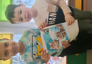 Dzieci prezentują ułożone kocie puzzle