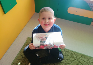 Dzieci prezentują ułożone kocie puzzle