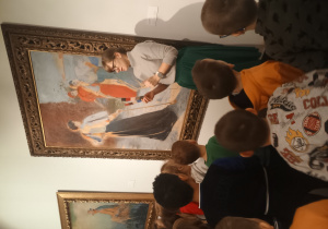 Dzieci dopasowują paletę barw do obrazów