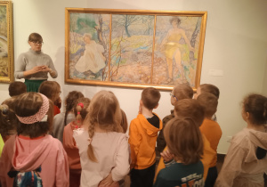 Dzieci dopasowują paletę barw do obrazów