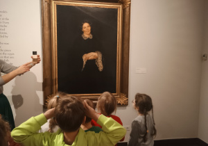 Dzieci dopasowują paletę barw do obrazów