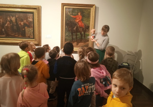 Dzieci dopasowują paletę barw do obrazów