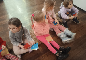 Dzieci otrzymują kolorowe nakładki