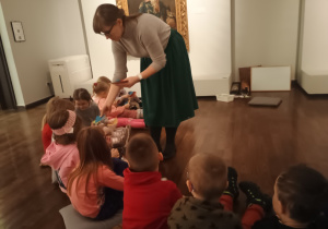 Dzieci otrzymują kolorowe nakładki