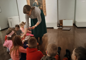 Dzieci otrzymują kolorowe nakładki