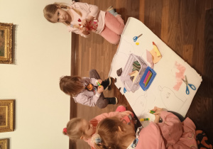 Dzieci zmieniają kolorystykę znanego obrazu