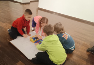 Dzieci zmieniają kolorystykę znanego obrazu