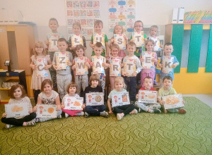 Dzieci z napisem Tłusty Czwartek