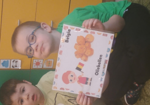 Chłopiec prezentuje obrazek pączków i przysmaków w innych krajach