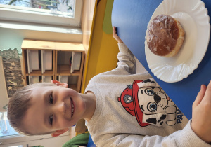 Dzieci degustują pączki