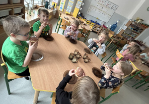 Dzieci degustują pączki