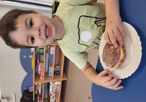 Dzieci degustują pączki