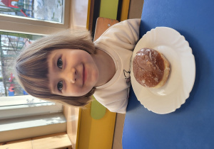 Dzieci degustują pączki