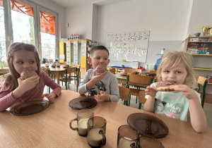 Dzieci degustują pączki