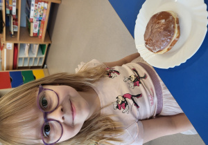 Dzieci degustują pączki