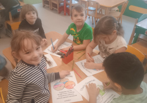 Dzieci kolorują obrazki