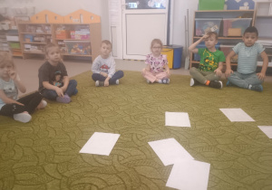 Dzieci odgadują zagadki rysunkowe