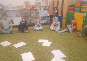 Dzieci odgadują zagadki rysunkowe