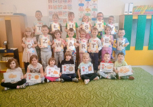 Dzieci z napisem Tłusty Czwartek