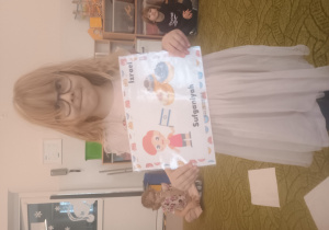 Dziewczynka prezentuje obrazek pączków i przysmaków w innych krajach