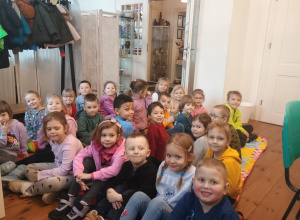 Dzieci słuchają opowiadania