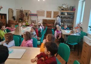 Dzieci słuchają instrukcji prowadzącej warsztaty