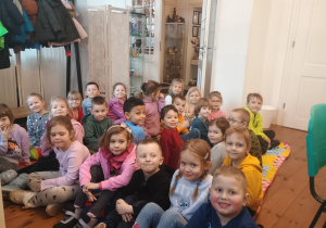 Dzieci słuchają instrukcji prowadzącej warsztaty